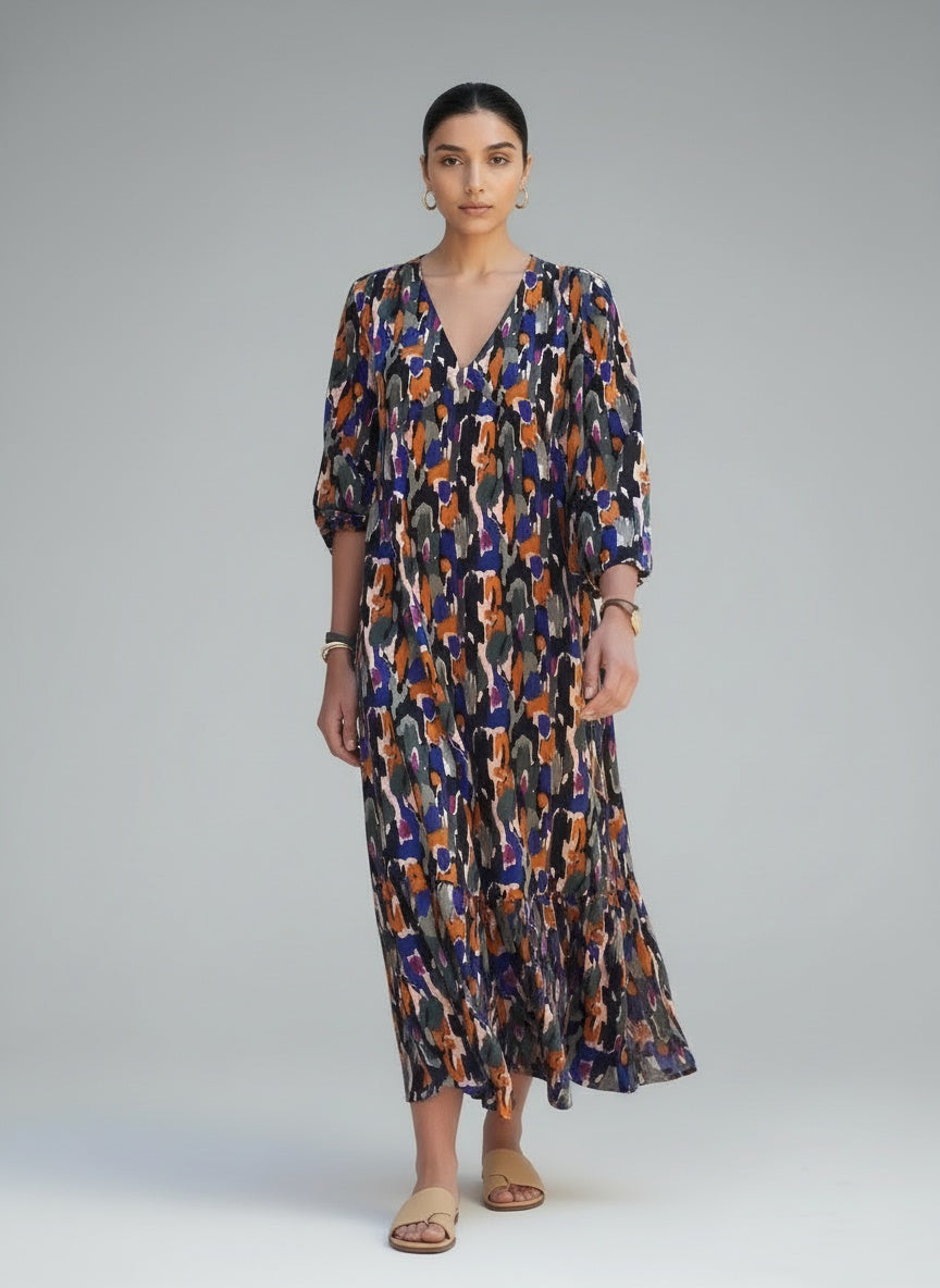 Full body view of the model wearing Nathalie | Kleid mit V-Ausschnitt im Retro-Druck