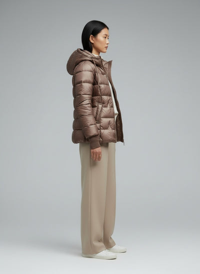 Side profile of the model wearing Moriva - Herbstjacke Damen mit Kapuze