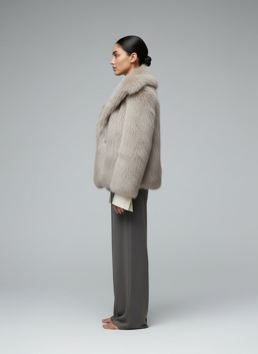 Side profile of the model wearing Tysa Kunstpelzjacke