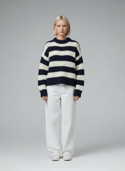 Full body view of the model wearing Liora | Strickpullover