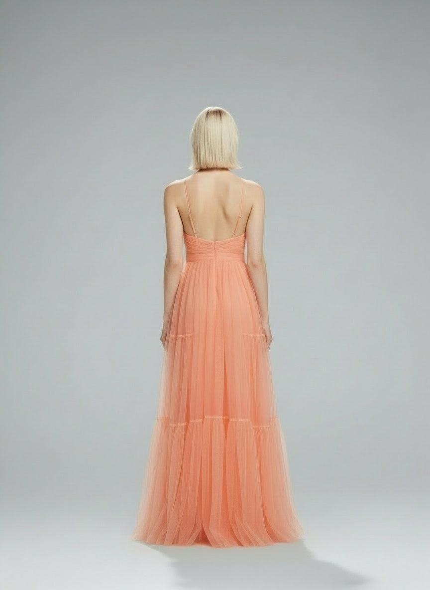 Back pose of the model wearing Lidia™ – Eleganz, die du spürst. Komfort, den du liebst.