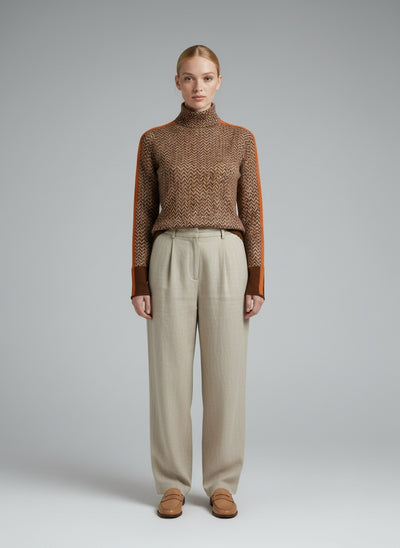 Full body view of the model wearing Elina™ | Pullover mit Stehkragen & markanten Kontraststreifen