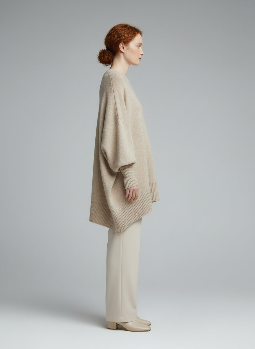 Side profile of the model wearing Mandy – Mühelose Eleganz Oversized Pullover