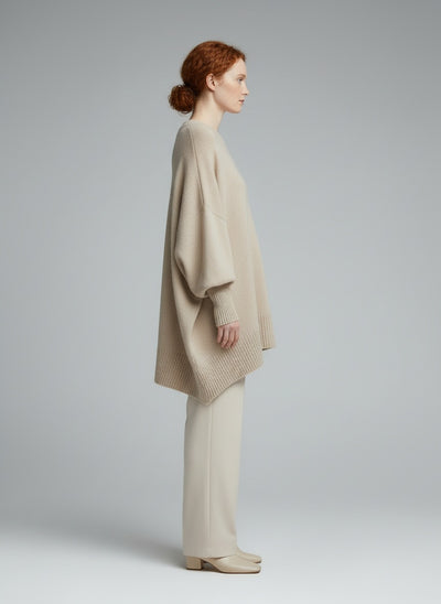 Side profile of the model wearing Mandy – Mühelose Eleganz Oversized Pullover