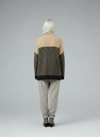 Back pose of the model wearing ADELIE | Premium Rollkragen aus edlem Strick