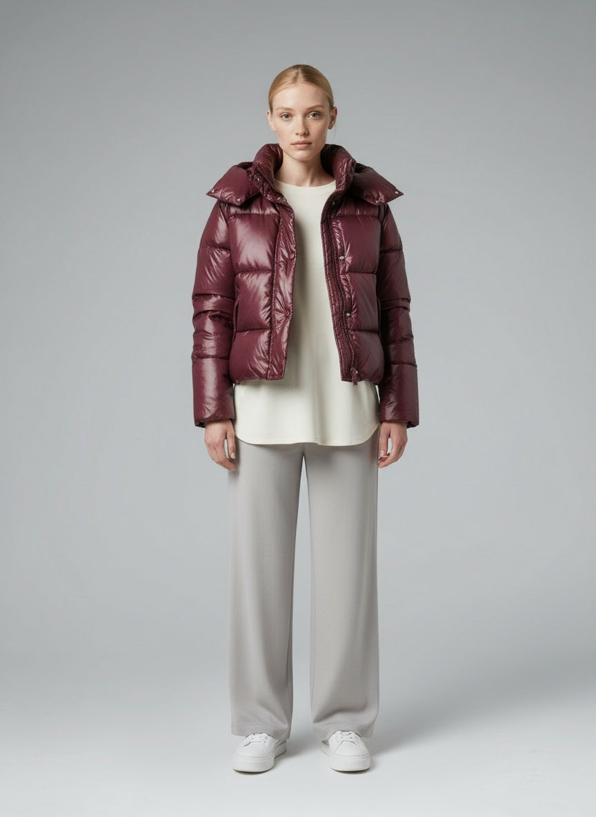 Full body view of the model wearing Mina Puffer Jacke