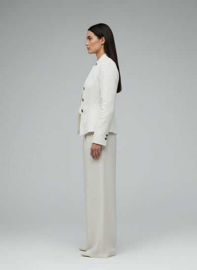 Side profile of the model wearing Olivia | Blazer mit eleganten Details