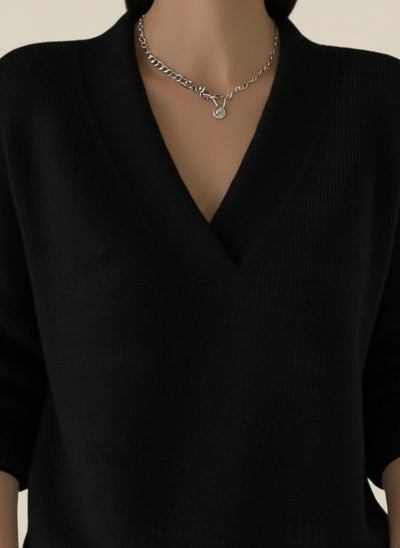 Detail shot of Noor | Pullover mit V-Ausschnitt