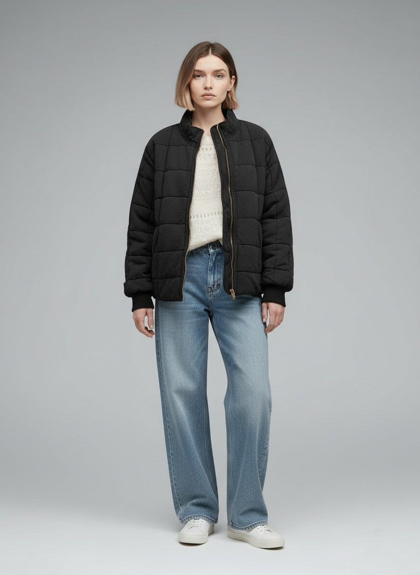 Full body view of the model wearing Luna | Gestepptes Übergangsjäcket