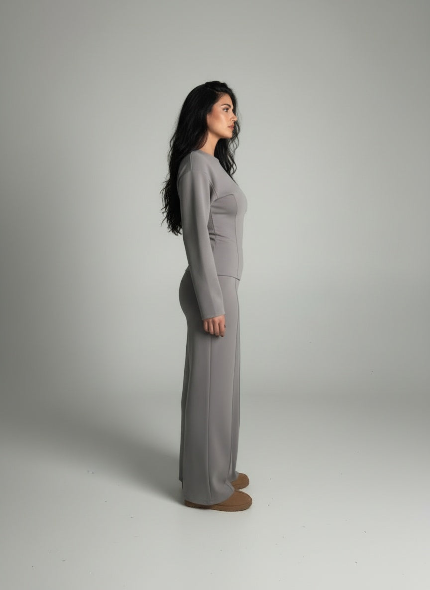 Side profile of the model wearing Victoria | Schickes Set