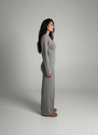 Side profile of the model wearing Victoria | Schickes Set