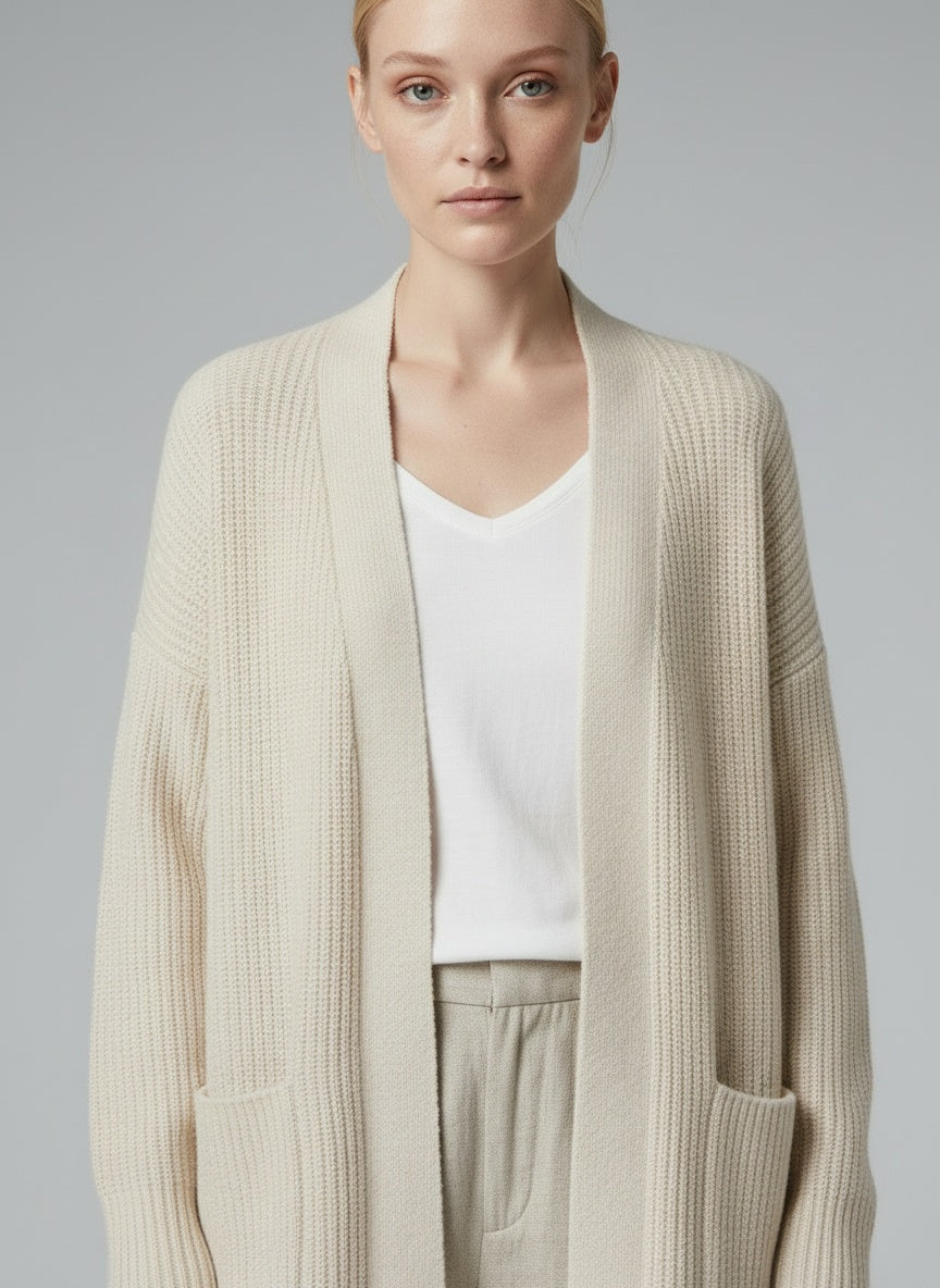 Close-up of the model wearing Amelie™ | Strickpullover mit Taschen