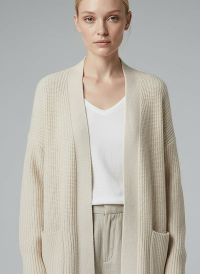 Close-up of the model wearing Amelie™ | Strickpullover mit Taschen