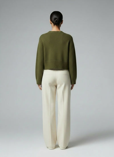 Back pose of the model wearing Mirella | Strickpullover