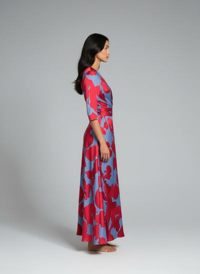 Side profile of the model wearing Viraelis - Bunte Blumenkleid