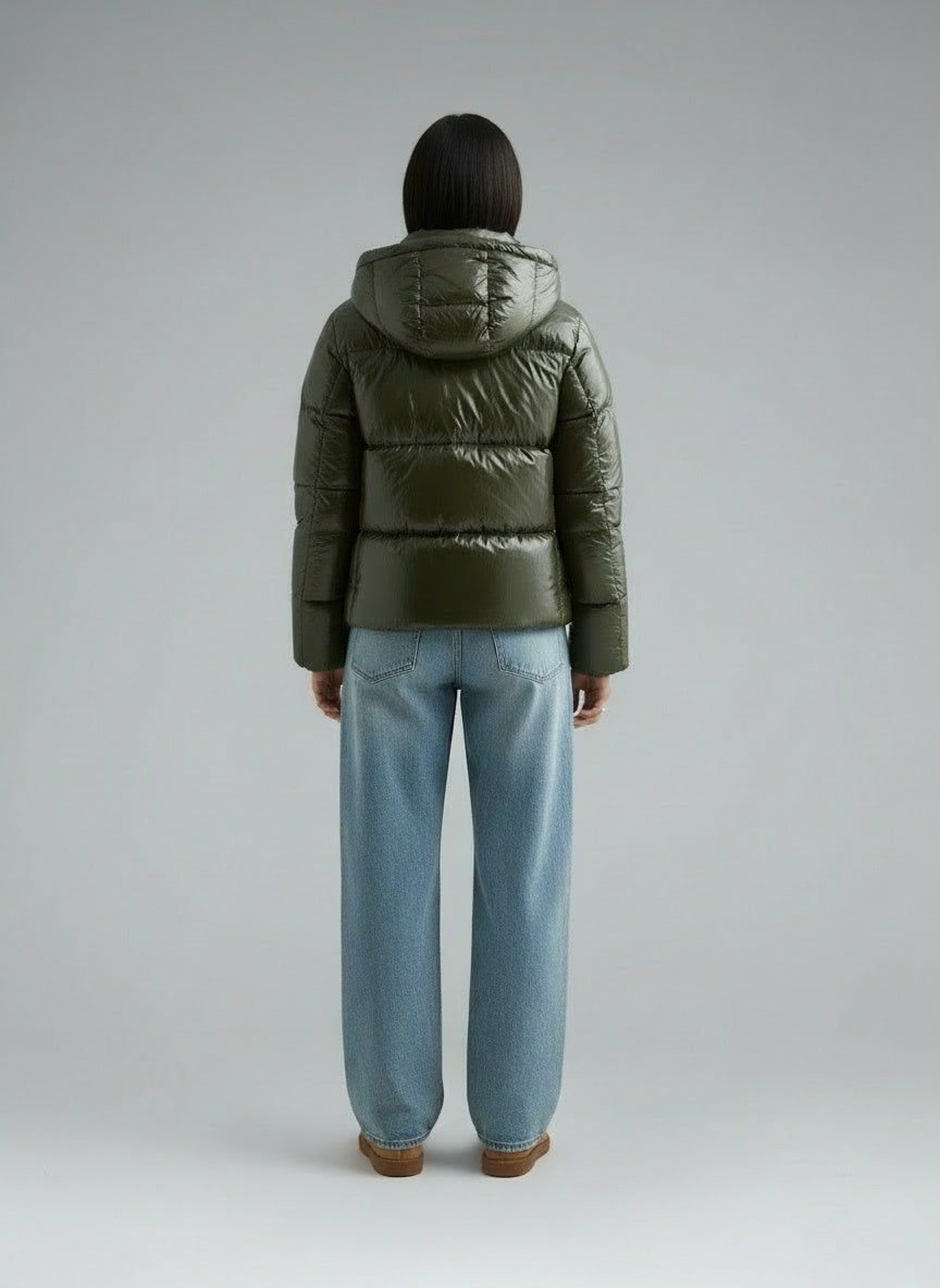 Back pose of the model wearing Noemi Puffer Jacke mit Kapuze