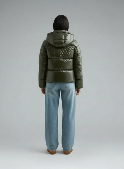 Back pose of the model wearing Noemi Puffer Jacke mit Kapuze