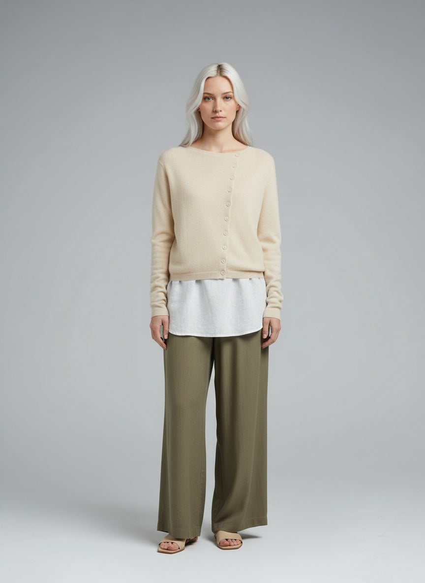 Full body view of the model wearing Alina | Elegante Weste