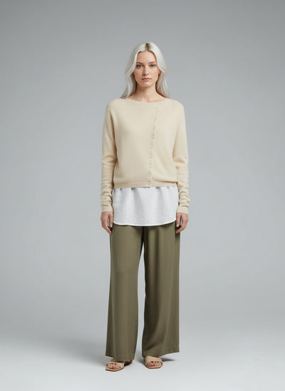 Full body view of the model wearing Alina | Elegante Weste