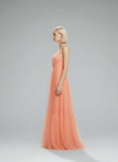 Side profile of the model wearing Lidia™ – Eleganz, die du spürst. Komfort, den du liebst.