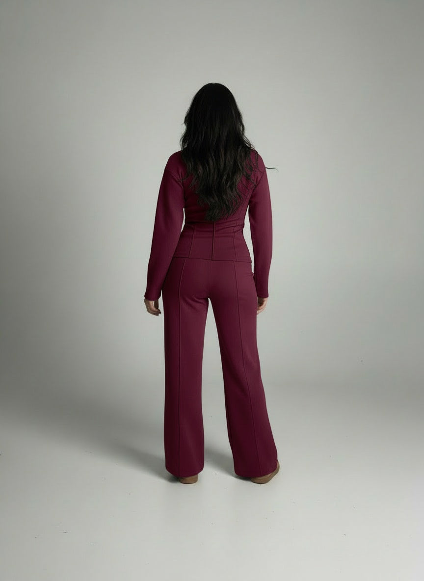 Back pose of the model wearing Victoria | Schickes Set