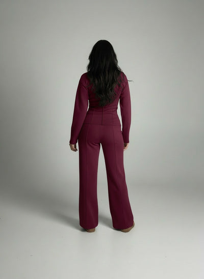 Back pose of the model wearing Victoria | Schickes Set