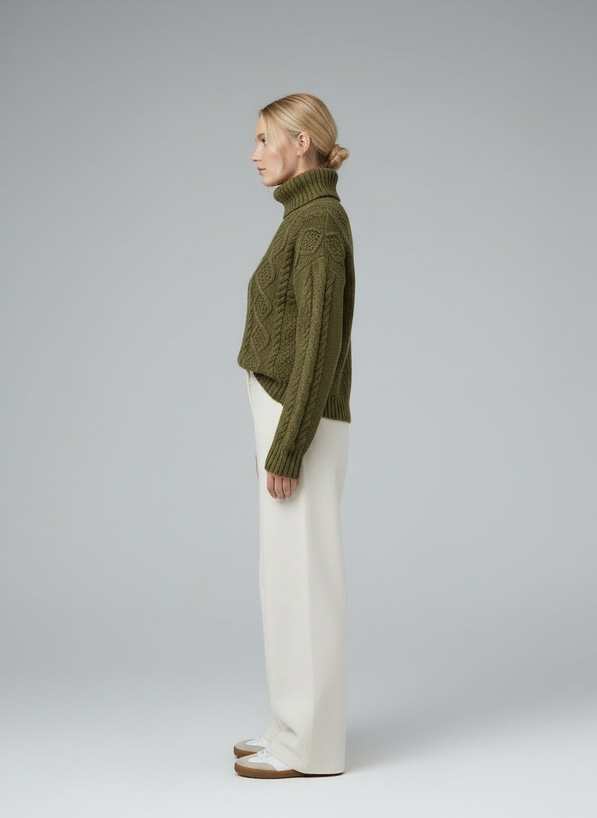 Side profile of the model wearing Sophie | Eleganter Rollkragenpullover