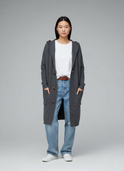 Full body view of the model wearing Saga™ | Elegante lange Strickjacke