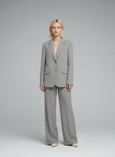 Full body view of the model wearing Sophie | Zeitloses Zweiteiliges Anzug