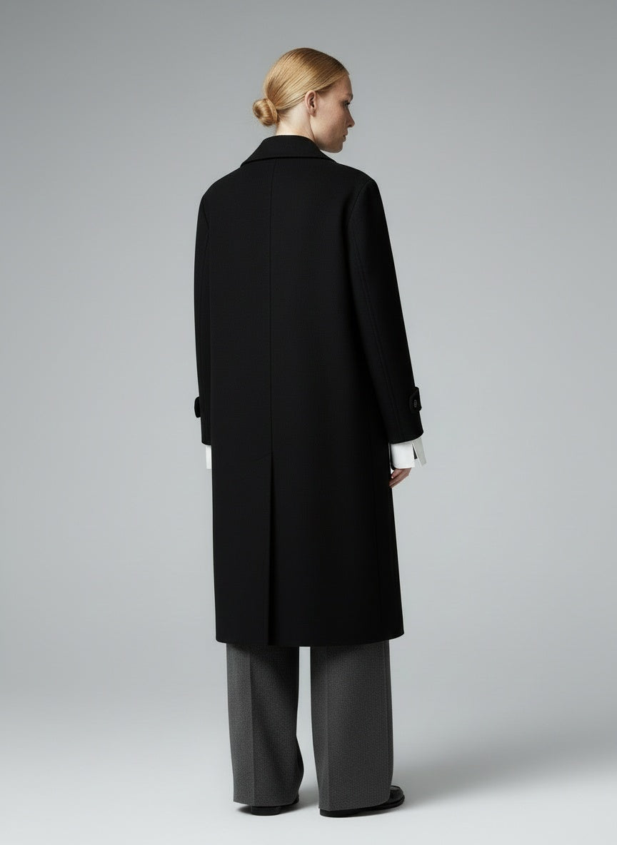 Back pose of the model wearing Isabelle Hart™ | Raffinierter Mantel