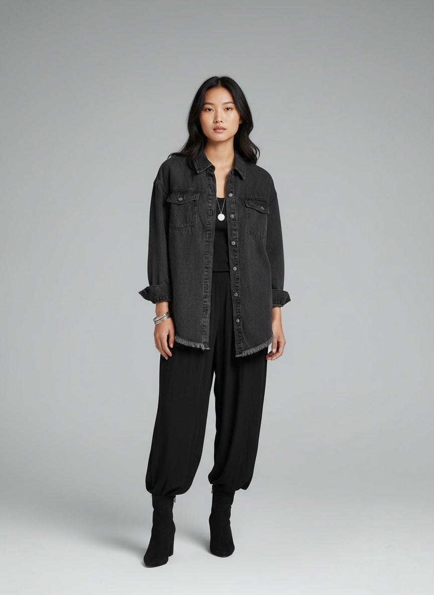 Full body view of the model wearing Helene™ | Zeitlose Jeansjacke für jeden Tag