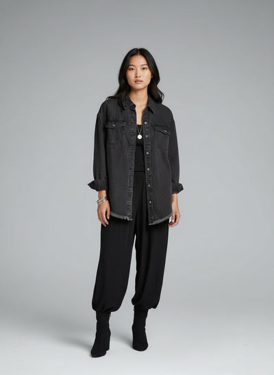 Full body view of the model wearing Helene™ | Zeitlose Jeansjacke für jeden Tag