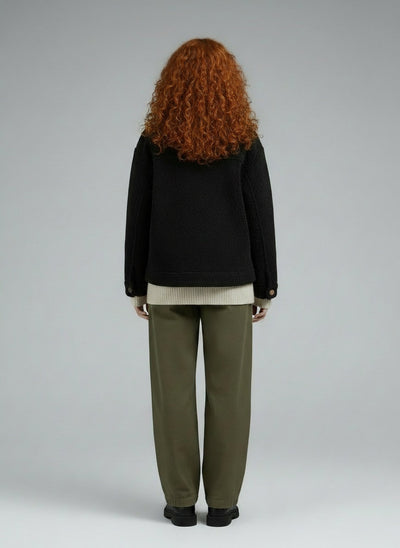 Back pose of the model wearing LuKa - Stilvolle Herbstjacke