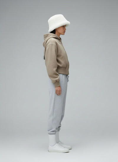 Side profile of the model wearing Sophie | Kurzgeschnittene Wolljacke