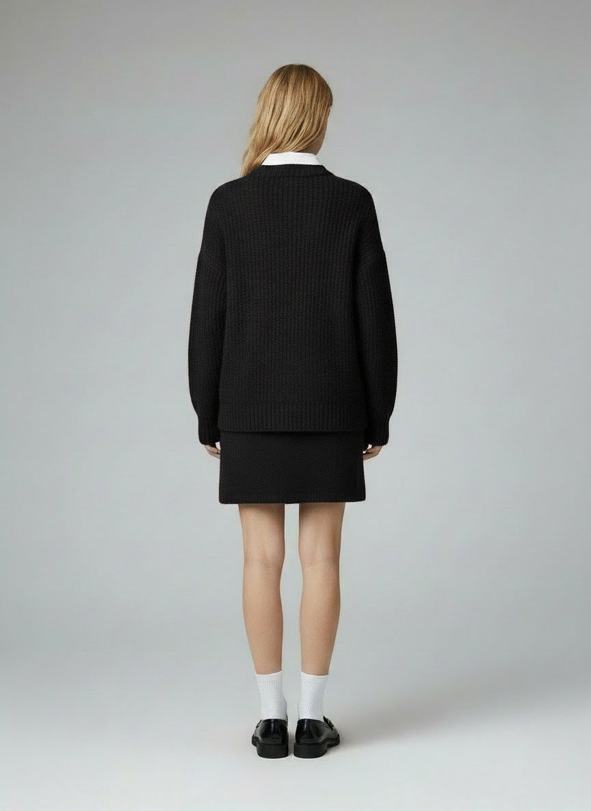 Back pose of the model wearing Lara | Herbst-Set