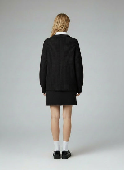 Back pose of the model wearing Lara | Herbst-Set