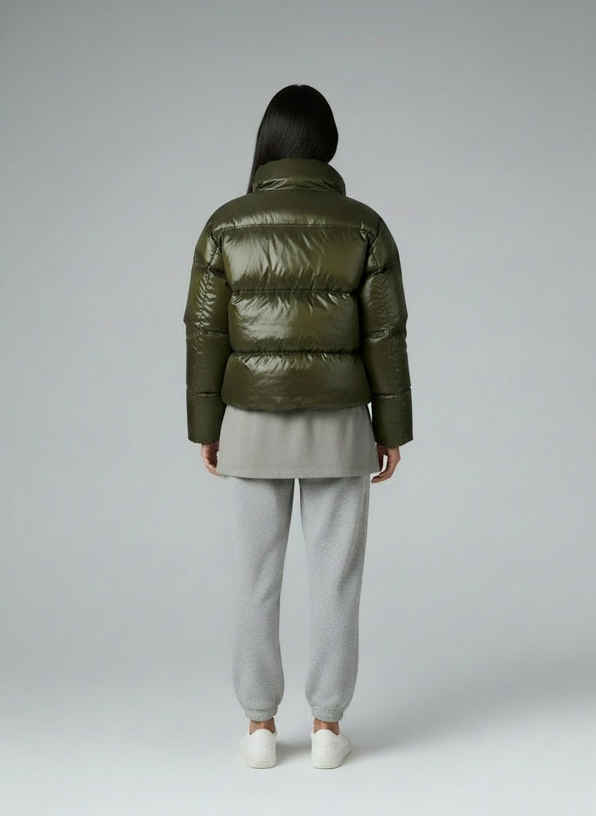 Back pose of the model wearing Sila Puffer Jacke