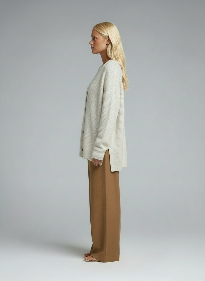 Side profile of the model wearing Lina™ | Gerippte Strickjacke mit Knöpfen