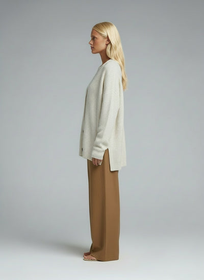 Side profile of the model wearing Lina™ | Gerippte Strickjacke mit Knöpfen