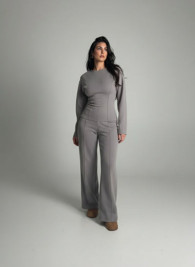 Full body view of the model wearing Victoria | Schickes Set