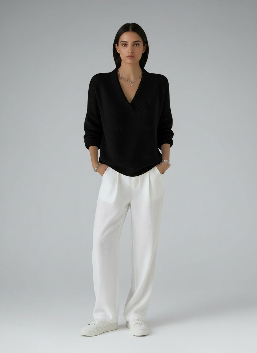 Full body view of the model wearing Noor | Pullover mit V-Ausschnitt