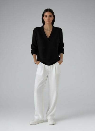 Full body view of the model wearing Noor | Pullover mit V-Ausschnitt