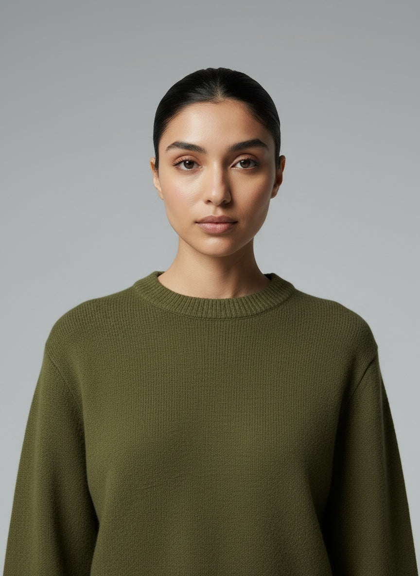 Close-up of the model wearing Mirella | Strickpullover