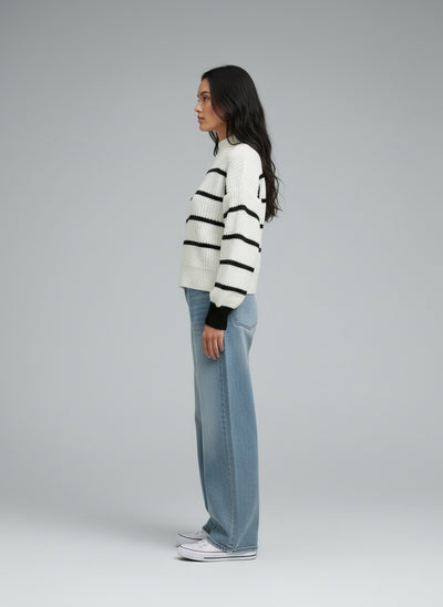 Side profile of the model wearing Lina | Gestreiftes Damenpullover