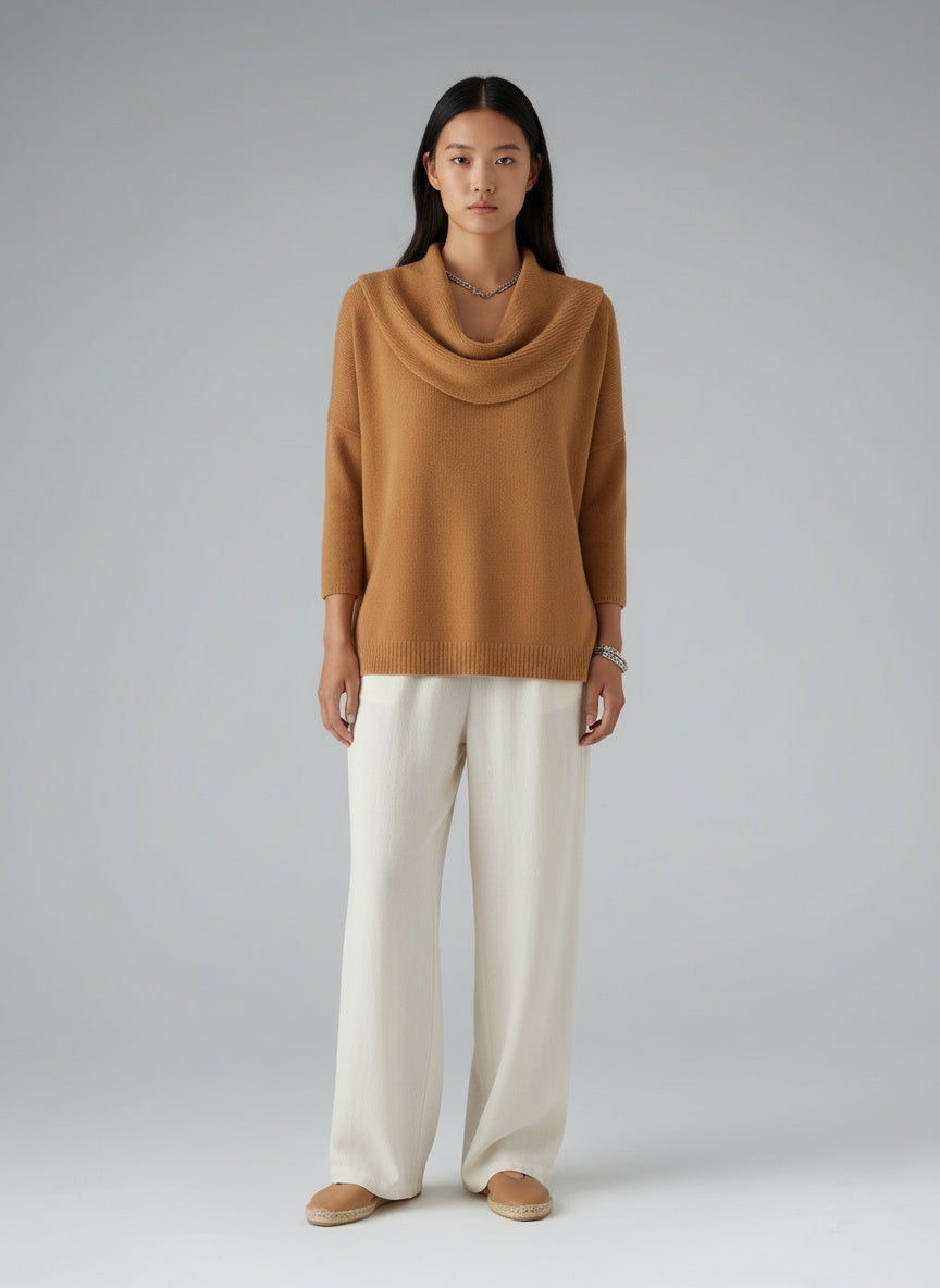 Full body view of the model wearing Eliza | Pullover mit Kragen