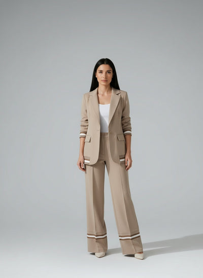 Full body view of the model wearing StadsEssenza™ | Lounge-Set