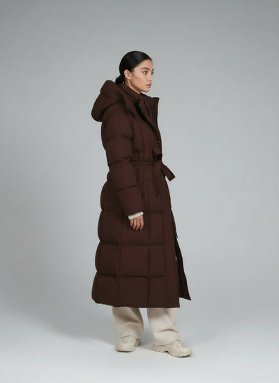 Side profile of the model wearing Tami Puffer Jacke