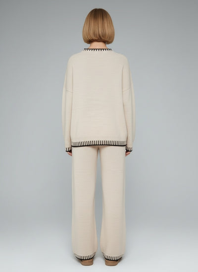 Back pose of the model wearing Nomi | Komfort-Set