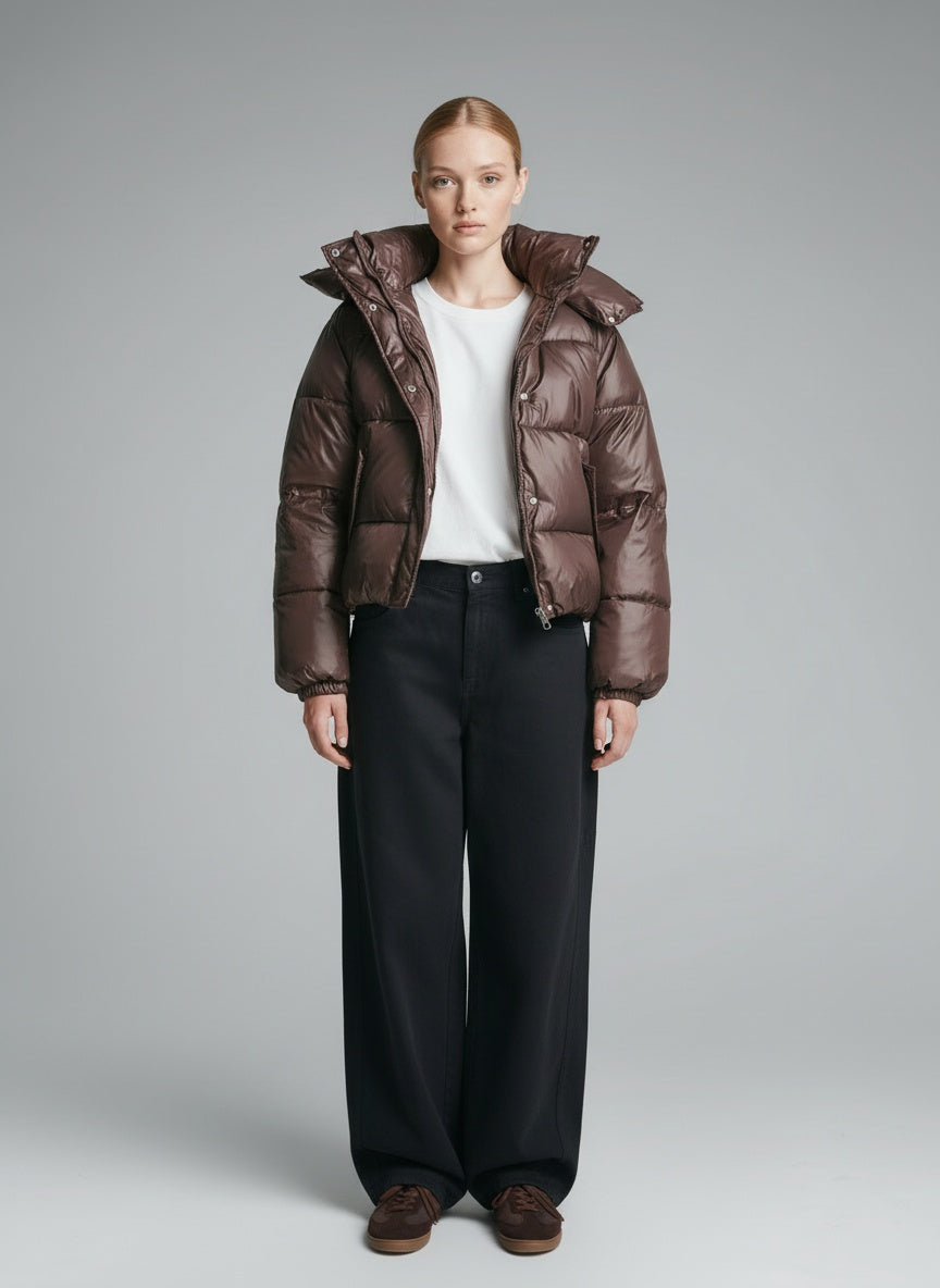 Full body view of the model wearing Mina Puffer Jacke