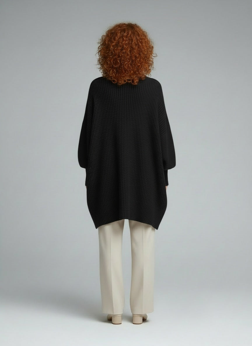 Back pose of the model wearing Mandy – Mühelose Eleganz Oversized Pullover
